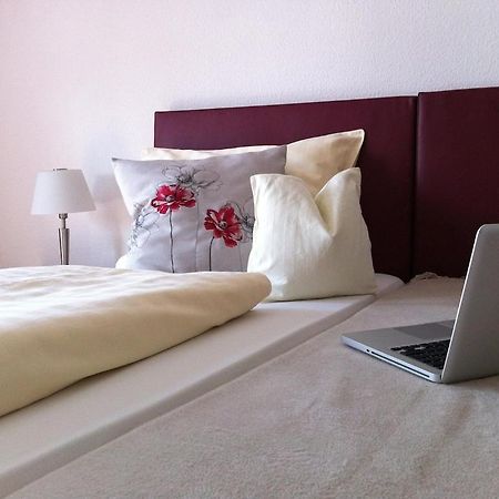 Hotel am Flugplatz B&B Hockenheim Zimmer foto